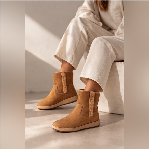 OluKai Shoes - Olukai Pa'ina Hulu Shearling Lined Waterproof Tan Leather Booties. Size 7.